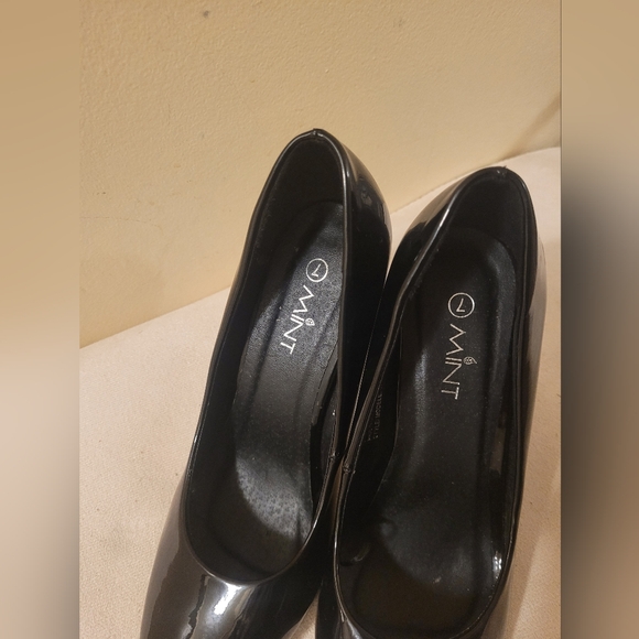 Women's Mint Size 7 Black Heels - Picture 7 of 9